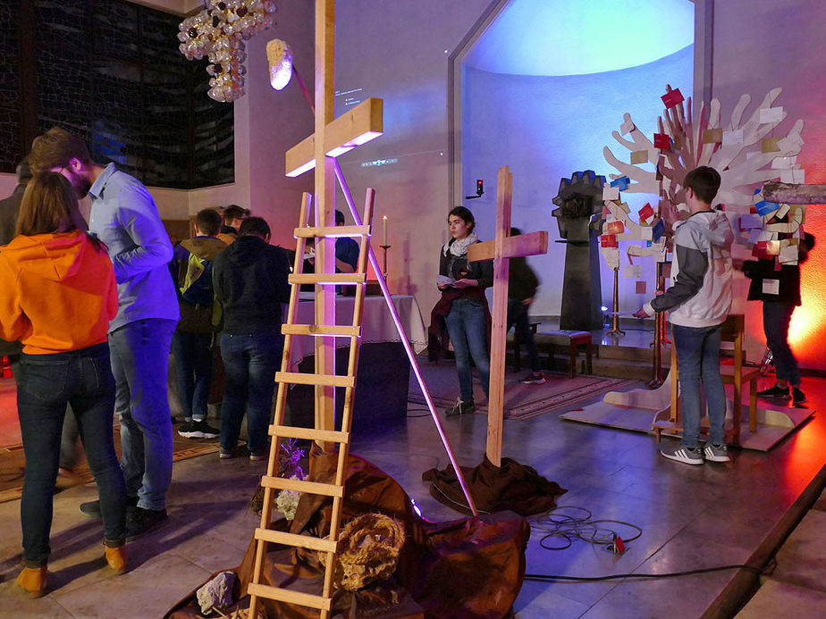 Firmvorbereitung mit Tauferinnerungsgottesdienst in St. Maria, Wolfhagen (Foto: Karl-Franz Thiede)